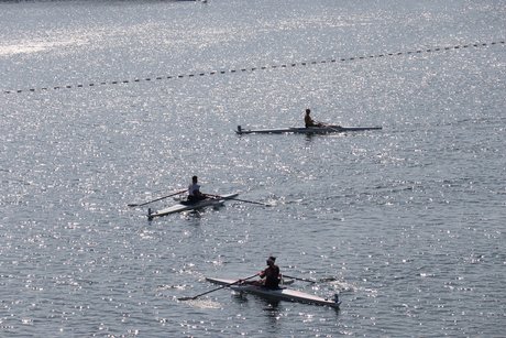 Drei Wettkämpferinnen mit ihren Booten im Wasser