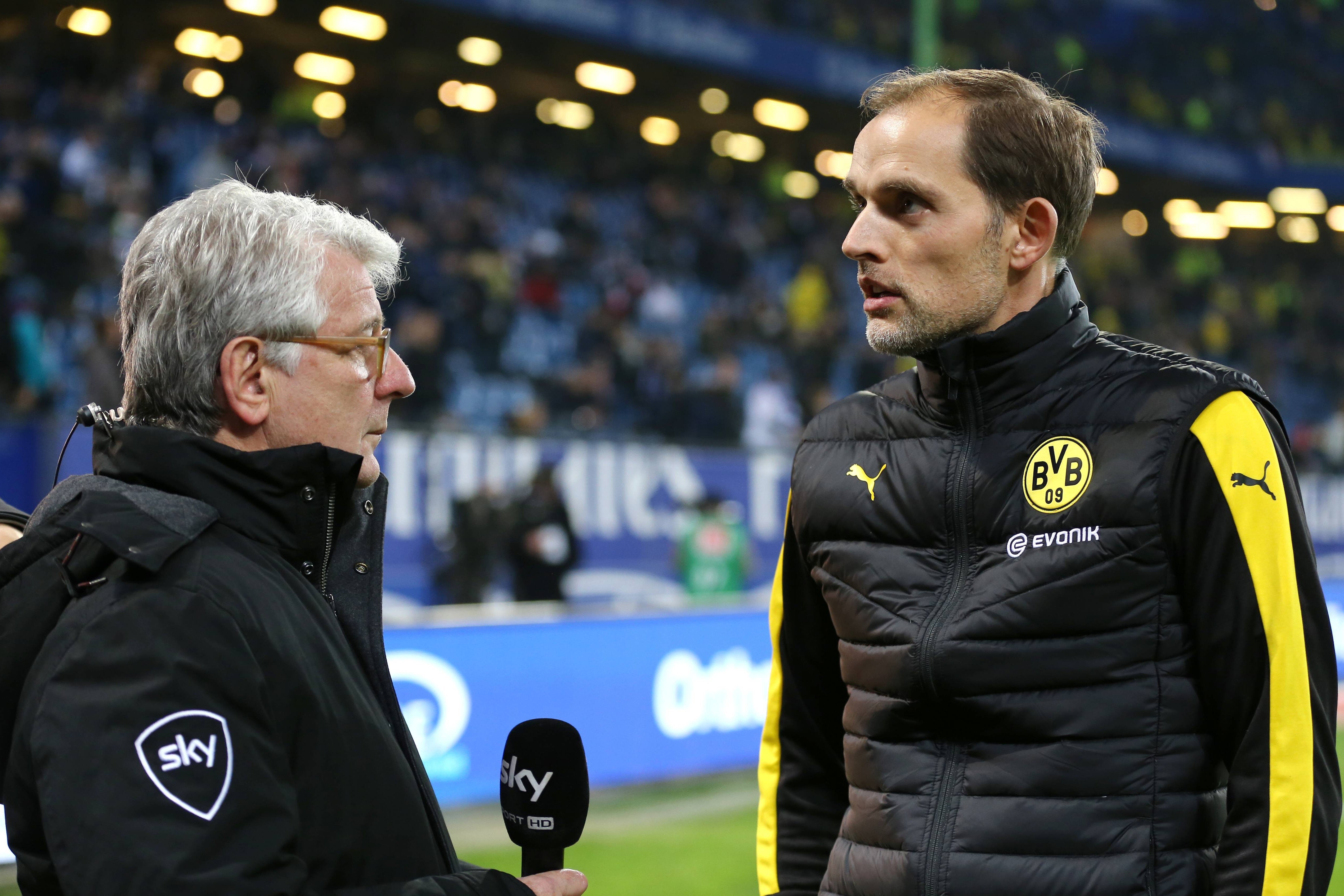 Marcel Reif interviewt Fußballtrainer Thomas Tuchel im Stadion.