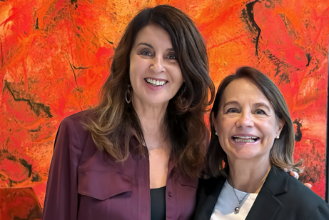 Brigitte Huber und Anne-Bärbel Köhle Brigitte Huber und Anne-Bärbel Köhle nebeneinander, beide lachen in die Kamera