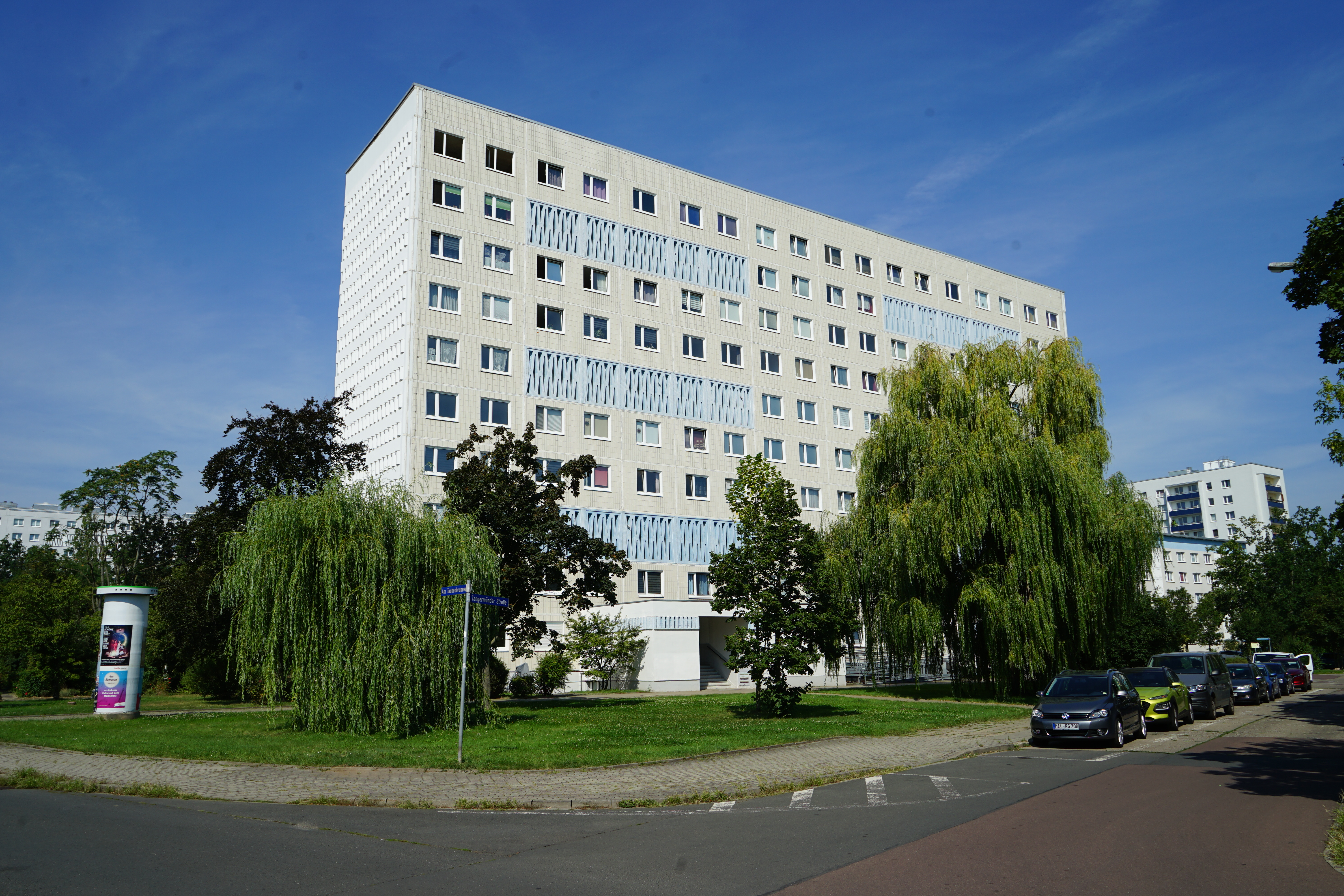 Das Foto zeigt einen weiß gekachelten Plattenbau in Halle-Neustadt