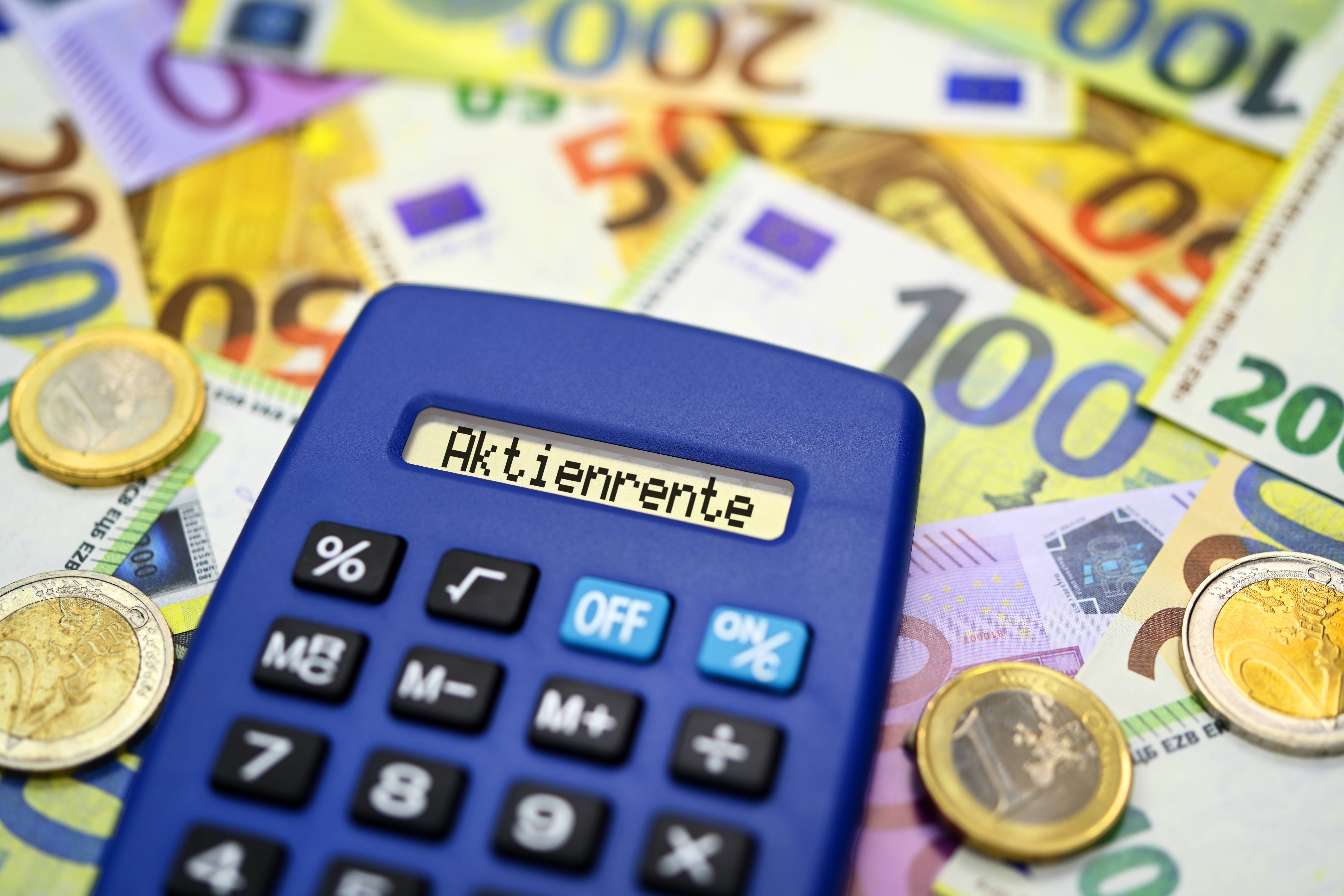 Die Bildmontage zeigt einen Taschenrechner mit Aufschrift Aktienrente im Display, er liegt auf vielen Euro-Geldscheinen 