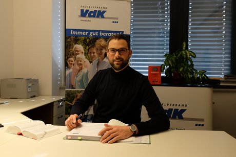 Jan-Philipp Pohst im Büro der VdK Landesgeschäftsstelle Hamburg.