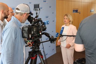 Pressesprecherin Dr. Bettina Schubarth, Landesvorsitzende Verena Bentele und Landesgeschäftsführer Michael Pausder ziehen auf der Sommerpressekonferenz sozialpolitische Bilanz.