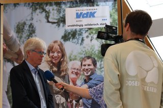 Pressesprecherin Dr. Bettina Schubarth, Landesvorsitzende Verena Bentele und Landesgeschäftsführer Michael Pausder ziehen auf der Sommerpressekonferenz sozialpolitische Bilanz.