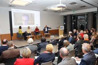 Pressesprecherin Dr. Bettina Schubarth, Landesvorsitzende Verena Bentele und Landesgeschäftsführer Michael Pausder ziehen auf der Sommerpressekonferenz sozialpolitische Bilanz.